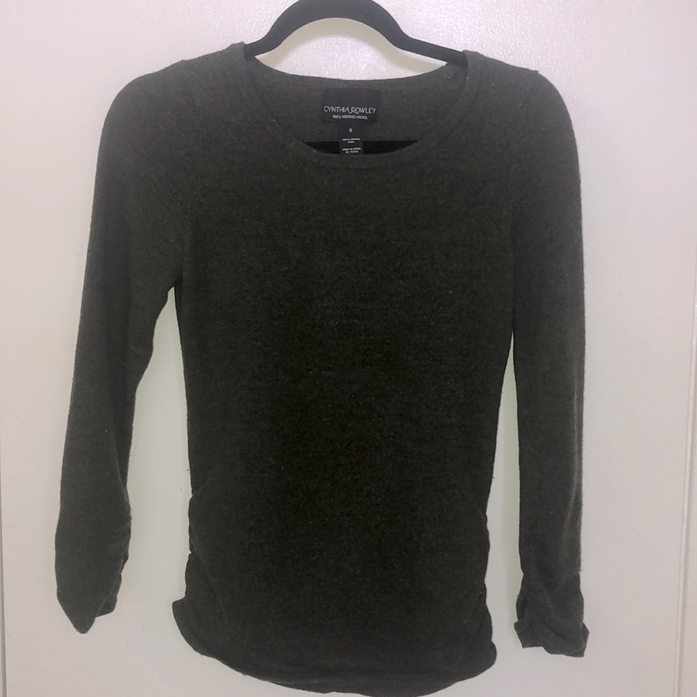 Green merino wool sweater with rouched side detail